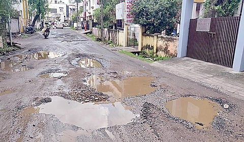 தாம்பரம் மாநகராட்சியாக உயர்ந்து என்ன பயன்? - குண்டும் குழியுமான சாலைகளால் மக்கள் வேதனை