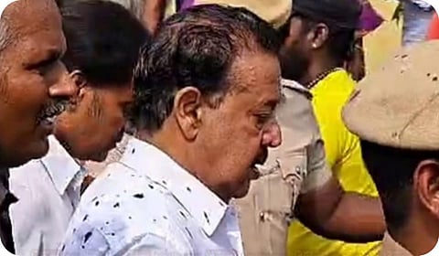 விழுப்புரம் அருகே இருவேல்பட்டு கிராமத்தில் ஆய்வு மேற்கொண்ட அமைச்சர் பொன்முடி மற்றும் ஆட்சியர் பழனி மீது சேற்றை வாரி இறைத்த சம்பவம் பரபரப்பை ஏற்படுத்தியுள்ளது.