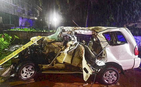 விபத்துக்குள்ளாகி உருகுலைந்த கார்