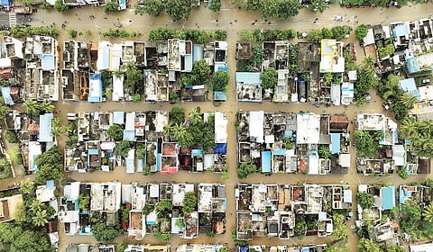 தென்பெண்ணை ஆற்றில் ஏற்பட்டுள்ள வெள்ள பெருக்கினால் புதுச்சேரி அருகே பாகூரில் குடியிருப்பு பகுதிகளில் புகுந்த வெள்ளநீர். | படம்.எம்.சாம்ராஜ் |