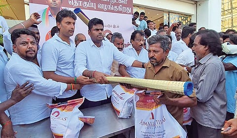 கடலூரில் பாஜக மாநில தலைவர் அண்ணாமலை மழை, வெள்ளத்தில் பாதிக்கப்பட்டவர்களுக்கு நிவாரண பொருட்களை வழங்கினார்.