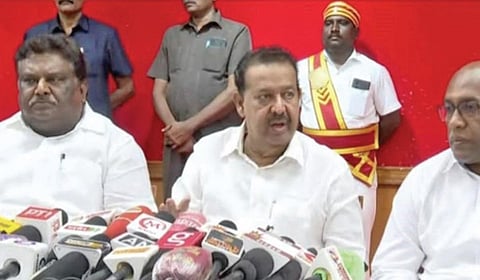 விழுப்புரம் ஆட்சியர் அலுவலகத்தில் அமைச்சர் பொன்முடி செய்தியாளர்களை சந்தித்தார். அருகில் அமைச்சர் சிவசங்கர், ஆட்சியர் பழனி.