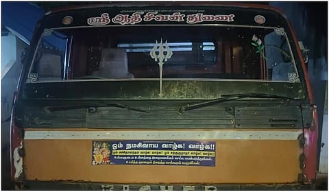 அதிகாரிகள் மீது லாரியை ஏற்ற முயற்சி - திருட்டு மணல் ஏற்றி வந்த கும்பல் அராஜகம்