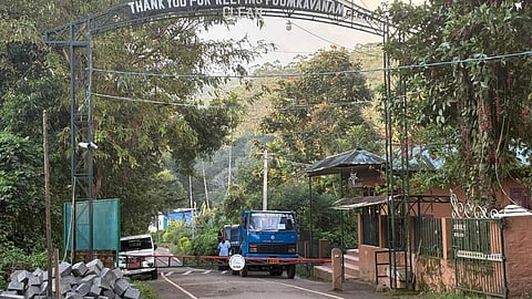 மராமத்து பணிக்காக பெரியாறு அணைக்கு கொண்டு சென்ற கட்டுமானப் பொருட்கள் தடுத்து நிறுத்தம்