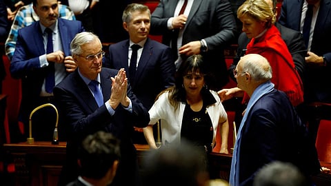 தோல்வியை ஏற்று கையெடுத்து கும்பிடும் பிரான்ஸ் பிரதமர் மிஷேல் பார்னியர்