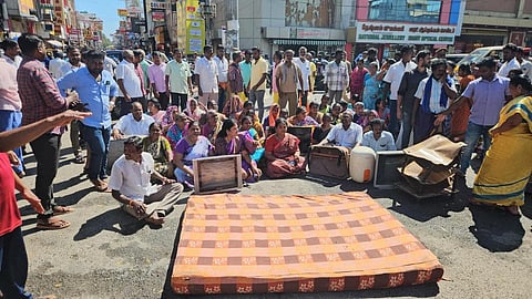 புதுச்சேரியில் மழையால் சேதமான பொருட்களுடன் எம்எல்ஏ மறியல்: வீடுவீடாக கணக்கெடுப்பு நடத்த வலியுறுத்தல்