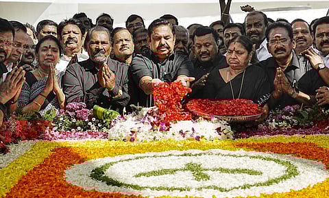 முன்னாள் முதல்வர் ஜெயலலிதாவின் 8-ம் ஆண்டு நினைவு தினம்: இபிஎஸ், ஓபிஎஸ், டிடிவி, சசிகலா அஞ்சலி