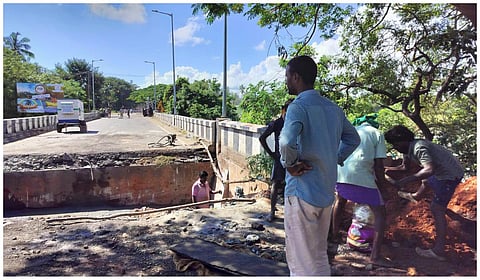 கடலூர் - புதுச்சேரி சாலையில் பாலம் சேதம்: போக்குவரத்து மீண்டும் நிறுத்தம்; சீரமைப்பு பணிகள் தீவிரம்