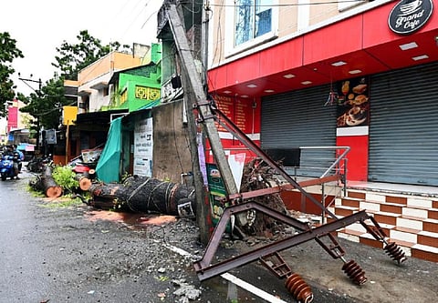 புதுச்சேரி முதலியார்பேட்டையில் ஃபெஞ்சல் புயலில் சாய்ந்த உயர்மின் அழுத்த கம்பிகள்.