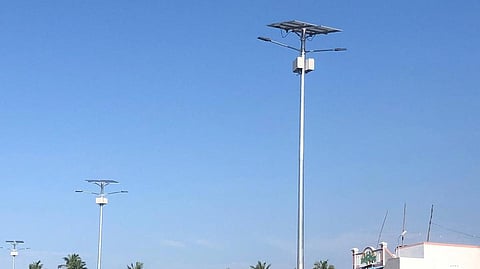 சோலார் விளக்கு அமைத்ததில் அரசுக்கு ரூ.3.72 கோடி இழப்பீடு: 8 வட்டார வளர்ச்சி அலுவலர்கள் உட்பட 11 பேர் மீது வழக்கு பதிவு