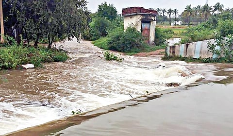 பர்கூர் ஊராட்சி ஒன்றியத்துக்கு உட்பட்ட காட்டாகரம் ஏரி நிரம்பி உபரிநீர் கால்வாய்களில் சீறிப் பாய்ந்து ஓடுகிறது.