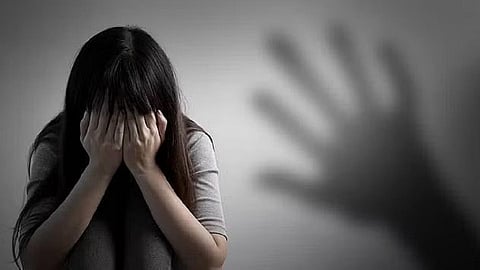 பிஎச்டி மாணவிக்கு பாலியல் தொல்லை அளித்த வழிகாட்டி பேராசிரியருக்கு கட்டாய ஓய்வு சரியே: ஐகோர்ட்