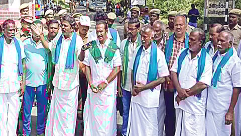 முல்லை பெரியாறு அணை பராமரிப்பு பணி விவகாரம்: தமிழக - கேரள எல்லையில் விவசாயிகள் கண்டன ஆர்ப்பாட்டம்