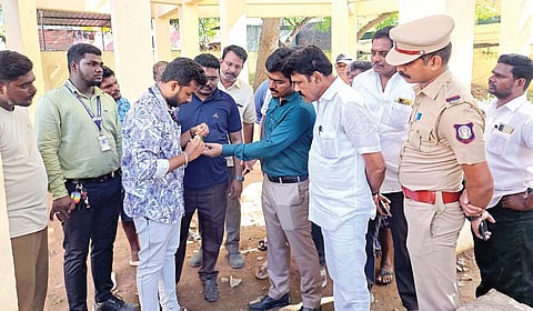 பல்லாவரம் பகுதியில், குடிநீரில் கழிவுநீர் கலந்த விவகாரத்தை அடுத்து பாதிக்கப்பட்ட இடங்களில் மாநகராட்சி ஆணையர் மற்றும் அதிகாரிகள் நேற்று ஆய்வு செய்தனர்.