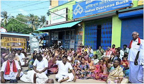 தேசிய வங்கிக் கிளை முன்பு அமர்ந்து ராமேசுவரம் மீனவர்கள் போராட்டம்