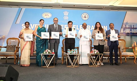 காமராஜர் துறைமுகத்தின் வெள்ளி விழாவை முன்னிட்டு, துறைமுகத்தின் திட்டங்கள் மற்றும் வளர்ச்சி குறித்த புத்தகத்தை மத்திய கப்பல் மற்றும் நீர்வழித் துறை அமைச்சர் சர்பானந்தா சோனாவால் வெளியிட்டார். விழாவில், பொதுப்பணித் துறை அமைச்சர் எ.வ.வேலு, சென்னை துறைமுகத் தலைவர் சுனில் பாலிவால். துணைத் தலைவர் விஸ்வநாதன். காமராஜர் துறைமுகத்தின் மேலாண்மை இயக்குநர் ஐரின் சிந்தியா, ஸ்குவாஷ் விளையாட்டு வீராங்கனை தீபிகா பல்லிகல், திரைப்பட நடிகை ஆண்ட்ரியா உள்ளிட்டோர் பங்கேற்றனர்.