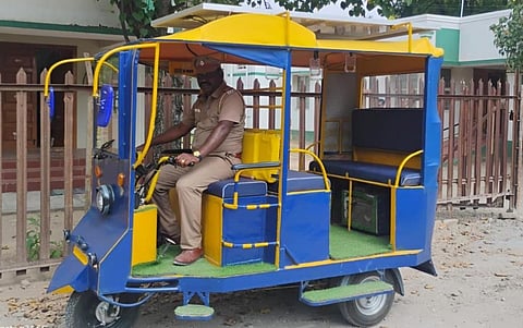 கோவை மத்திய சிறையில் தண்டனை சிறைவாசி உருவாக்கிய சூரிய ஒளி மின்சக்தி மூலம் இயங்கும் மூலம் ஆட்டோவை இயக்கும் சிறைத் துறை வார்டர். | படம்: டி.ஜி.ரகுபதி