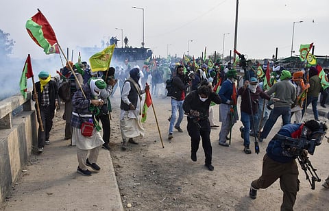 மீண்டும் ‘டெல்லி சலோ’ பேரணியைத் தொடங்கிய விவசாயிகள்: கண்ணீர் புகை வீசி தடுத்த போலீஸார்