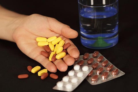 மருந்தக கட்டுப்பாடு: ஏழைகளுக்கான வாய்ப்பை மறுக்கக் கூடாது!