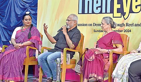 தி டிமென்ஷியா கேர் பவுண்டேஷன் மற்றும் சிபிபி லேர்னிங் லேப் இணைந்து டிமென்ஷியாவால் (மறதி நோய்) பாதிக்கப்பட்டவர்கள் குறித்த திரைப்படங்கள், அவர்களின் நிஜ வாழ்க்கை தொடர்பான கலந்துரையாடல் நிகழ்ச்சி தரமணியில் நேற்று நடைபெற்றது. இதில் நடிகர் பி.சி.ராமகிருஷ்ணா, பரதநாட்டிய கலைஞர் லீலா சாம்சன், திரைப்பட இயக்குநர் மணிரத்னம், மனநல நிபுணர்கள் எஸ்.ஜனனி, பூர்ணிமா ராஜன் மிஸ்ரா, காயத்ரி ஜெயராம் உள்ளிட்டோர் பங்கேற்றனர். | படம்: எஸ்.சத்தியசீலன் |