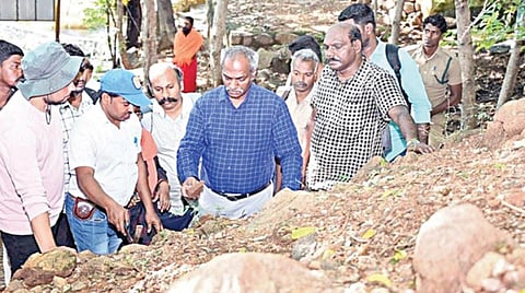 திருவண்ணாமலையில் மண் சரிவால் 7 பேர் உயிரிழந்த மகா தீப மலையில் புவியியல், சுரங்கத் துறை வல்லுநர் குழுவினர் ஆய்வு