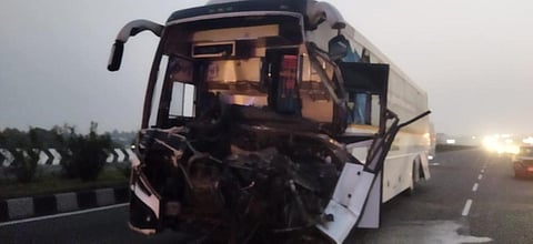 அவிநாசியில் லாரி மீது சொகுசுப் பேருந்து மோதி விபத்து: 10 பேர் படுகாயம்