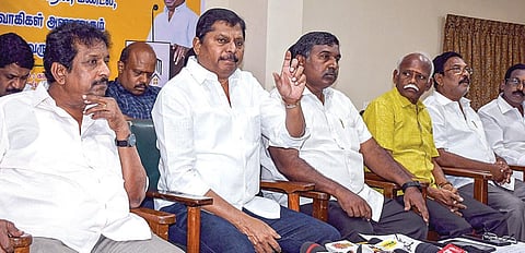 திருச்சியில் நடைபெற்ற கட்டுமானம் மற்றும் மனைத் தொழில் கூட்டமைப்பின் மாநிலச் செயற்குழுக் கூட்டத்தில் பேசிய கட்டுமானத் தொழிலாளர் நல வாரியத் தலைவர் பொன்.குமார். படம்: ர.செல்வமுத்துகுமார்