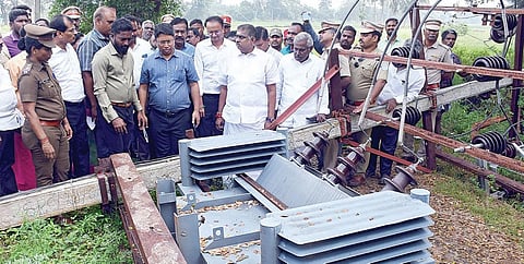 புதுச்சேரியில் ஃபெஞ்சல் புயலால் மரம் விழுந்து சேதமடைந்த உயர் அழுத்த மின்மாற்றியை பார்வையிடும் மத்திய குழுவினர். படம்: எம்.சாம்ராஜ்