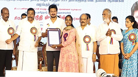 சென்னை மாநகராட்சி ரிப்பன் மாளிகை வளாகத்தில் நடைபெற்ற நிகழ்ச்சியில் துணை முதல்வர் உதயநிதி ஸ்டாலின் பங்கேற்று 559 பேருக்கு பணி நியமன ஆணைகளை வழங்கினார். உடன் அமைச்சர்கள் கே.என்.நேரு,
தா.மோ.அன்பரசன், மா.சுப்பிரமணியன், பி.கே.சேகர்பாபு, மேயர் ஆர்.பிரியா உள்ளிட்டோர்.