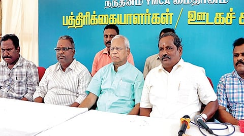 48-வது சென்னை புத்தகக் காட்சி தொடர்பாக நேற்று செய்தியாளர்களைச் சந்தித்த பபாசி தலைவர் எஸ்.சொக்கலிங்கம், செயலாளர் எஸ்.கே.முருகன், பொருளாளர் சுரேஷ் உள்ளிட்டோர். | படம்: எஸ்.சத்தியசீலன் |