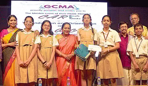 ‘மாணவ கர்னாடக இசைத் தூதுவர்' அடையாள அட்டையைப் பெறும் பள்ளி மாணவர்கள். (உடன்) இசைக் கலைஞர்கள் சசிகிரண், நித்ய மகாதேவன் உள்ளிட்டோர். | படம்: எல்.சீனிவாசன் |