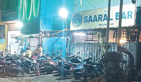 பாடி - முகப்பேர் சாலையில் அருகருகே உள்ள டாஸ்மாக் மதுபான கடைகள்.