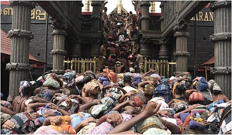 சபரிமலையில் ஆர்வத்துடன் 18-ம் படி ஏறும் பக்தர்கள்