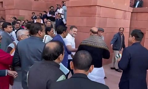 பாஜக எம்பிக்களுக்கு ரோஜா பூ, தேசியக் கொடி பரிசளிப்பு: இண்டியா கூட்டணி எம்பி.,க்கள் நூதன போராட்டம்