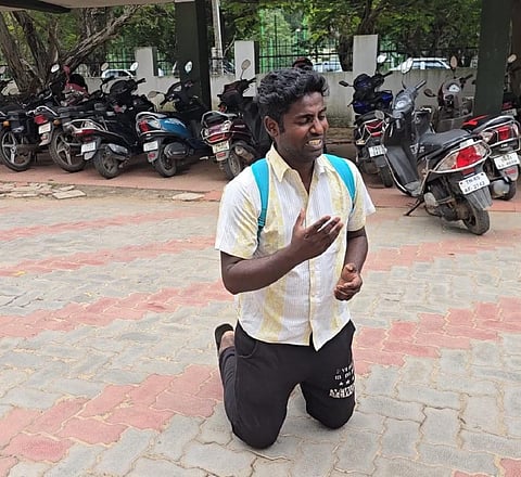 தன்னை இலங்கைக்கு அனுப்பி வைக்க நடவடிக்கை எடுக்க வேண்டும் என வலியுறுத்தி, ராமநாதபுரம் ஆட்சியர் அலுவலகத்தில் மண்டியிட்டு போராட்டத்தில் ஈடுபட்ட இலங்கை தமிழர் ஜாய்.