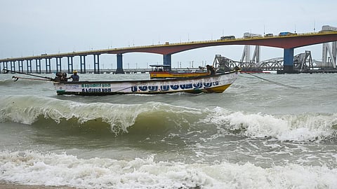 27 மாவட்டங்களில் இன்று கனமழை; மணிக்கு 45 கி.மீ. வேகத்தில் தரைக்காற்று: வானிலை மையம் சொல்வது என்ன?