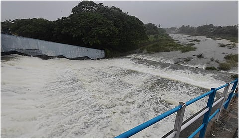 கனமழை தாக்கம்: வீராணம் ஏரியின் வடிகால் மதகுகளில் தண்ணீர் திறப்பு