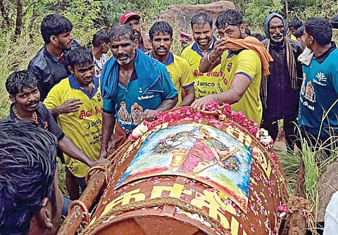 திருவண்ணாமலை உச்சிக்கு கொண்டு செல்லப்பட்ட மகா தீப கொப்பரை.