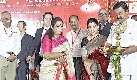 சென்னை ராயப்பேட்டை பிவிஆர் சத்யம் திரையரங்கில் தமிழ்நாடு அரசின் ஆதர
வுடன் இந்திய திரைப்பட திறனாய்வு கழகம் சார்பில் நடைபெறும் 22-வது சென்னை சர்வதேச திரைப்பட விழாவை தமிழ் வளர்ச்சி - செய்தித் துறை அமைச்சர்
மு.பெ.சாமிநாதன் நேற்று தொடங்கி வைத்தார். உடன் இந்திய திரைப்பட திறனாய்
வுக் கழகத்தின் தலைவர் சிவன் கண்ணன், பொதுச் செயலாளரும், சென்னை சர்வதேச திரைப்பட விழா இயக்குநருமான ஏ.வி.எம்.சண்முகம், துணைத் தலைவர்
ஆனந்த் ரங்கசாமி, நடிகைகள் பூர்ணிமா, குஷ்பு உள்ளிட்டோர்.