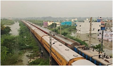 மாம்பாக்கம், பாக்கம் ஏரியிலிருந்து உபரிநீர் அதிகளவில் வெளியேறுவதால் மதுராந்தகம் அருகே 30 கி.மீ. வேகத்தில் ரயில்கள் இயக்கப்படுகின்றன.