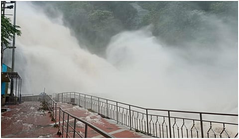 தென்காசி மாவட்டத்தில் பெய்து வரும் கனமழையின் காரணமாக குற்றாலம் அருவிகளில் வெள்ளப்பெருக்கு ஏற்பட்டது.