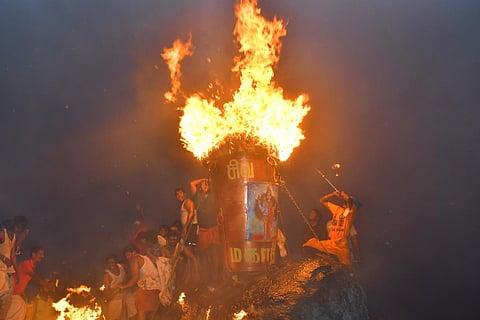 திருவண்ணாமலையில் 2,668 அடி உயரம் உள்ள
அண்ணாமலையார் மலை உச்சியில் மகாதீபம் ஏற்பட்டது. | படம்: வி.எம்.மணிநாதன்.