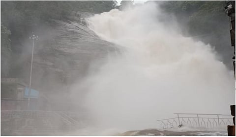 தென்காசி மாவட்டத்தில் பெய்து வரும் கனமழை காரணமாக குற்றாலம் அருவிகளில் மூன்றாவது நாளாக வெள்ளப்பெருக்கு ஏற்பட்டது.