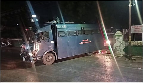 கனமழை முன்னெச்சரிக்கை நடவடிக்கையாக ஸ்ரீவைகுண்டம் கிளைச் சிறையில் இருந்த கைதிகளுடன் பலத்த பாதுகாப்புடன் பேரூரணி சிறைக்கு கொண்டு செல்லப்பட்டனர்.