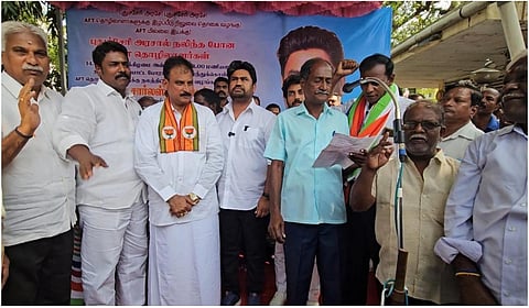 புதுச்சேரி ஏஎஃப்டி மில் தொழிலாளர்களுக்கு நலத்திட்ட உதவிகள் வழங்கும் விழாவில் லாட்டரி அதிபர் மார்டினின் மகன் ஜோஸ் சார்லஸ் கலந்துகொண்டார்.