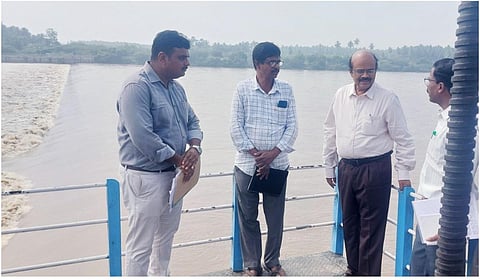 கரூர் ஆண்டாங்கோவில் அமராவதி தடுப்பணையில் அதிகளவில் வெள்ளநீர் செல்லவதை மாவட்ட ஆட்சியர் மீ.தங்கவேல் ஆய்வு செய்தார்.