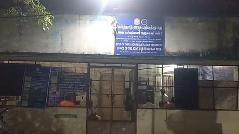 11 சார்-பதிவாளர்கள் திடீர் இடமாற்றம்