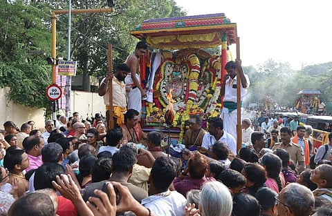 திருவண்ணாமலையில் கிரிவலம் சென்ற உண்ணாமுலையம்மன் சமேத அண்ணாமலையாரை தரிசனம் செய்த பக்தர்கள்.