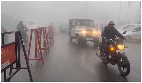 கொடைக்கானலில் பகலிலேயே அடர்ந்த பனி மூட்டம்: வாகன ஓட்டிகள் முகப்பு விளக்குகளை எரியவிட்டு பயணம்