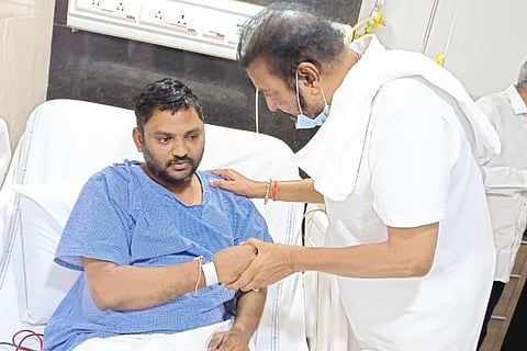 தாக்குதலில் காயமடைந்த செய்தியாளரிடம் நலம் விசாரித்தார் நடிகர் மோகன் பாபு